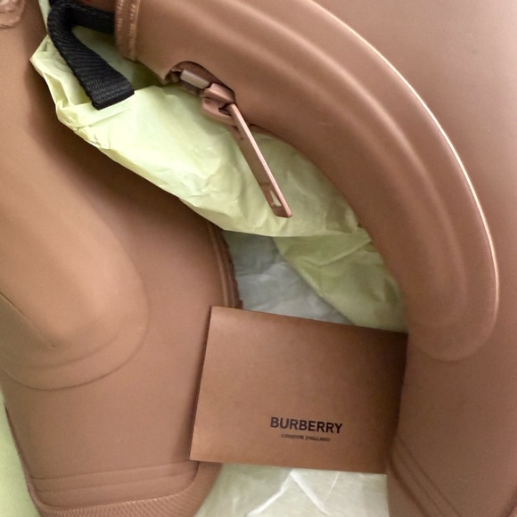 Burberry - Picture 5 of 7